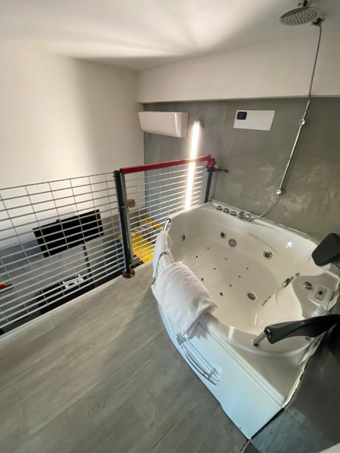B2In Suite & Office Каприате Сан Джервазио Екстериор снимка